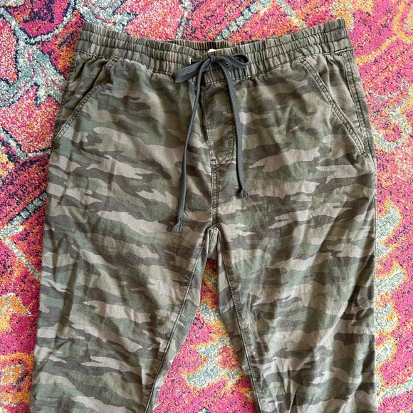 Levi's | Women’s Green Camo Off Duty Drawstring Elastic Waist Jogger Pants Sz L - Picture 8 of 15